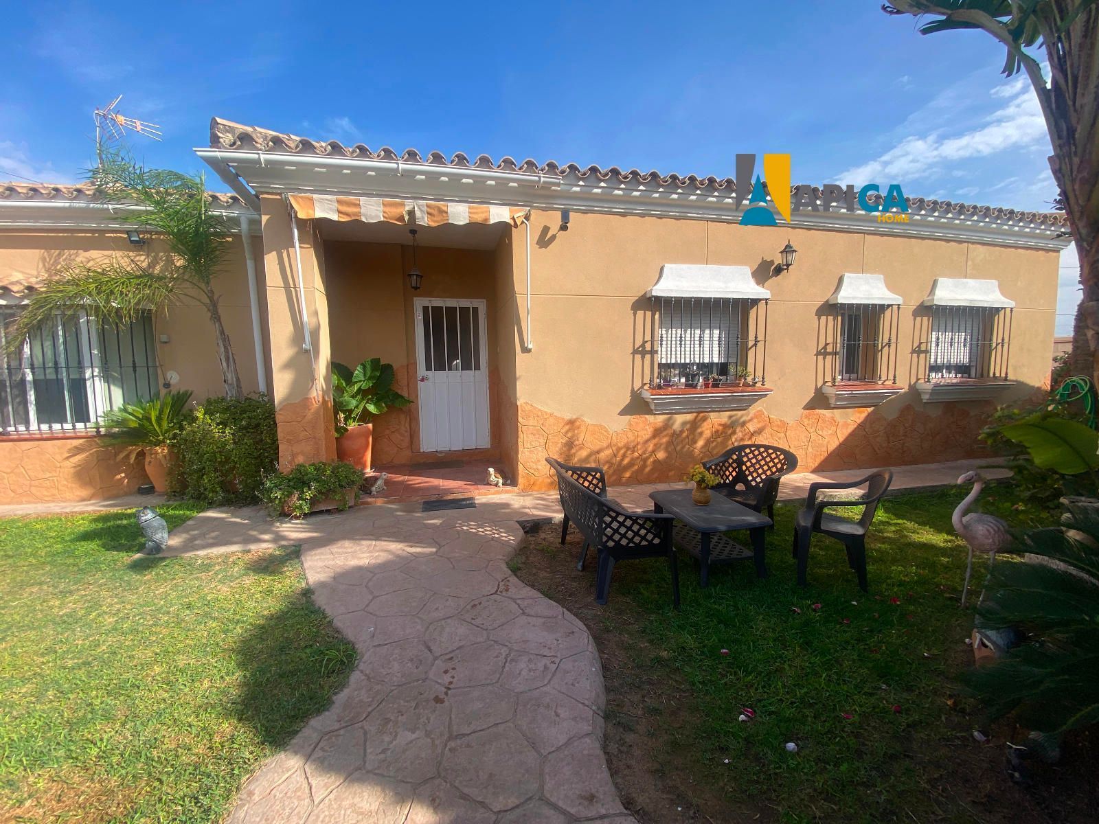 Vista exterior de Casa o xalet en venda en El Puerto de Santa María amb Traster i Piscina