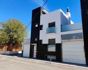 Exterior view of Single-family semi-detached for sale in Guadix  with Air Conditioner, Heating and Terrace