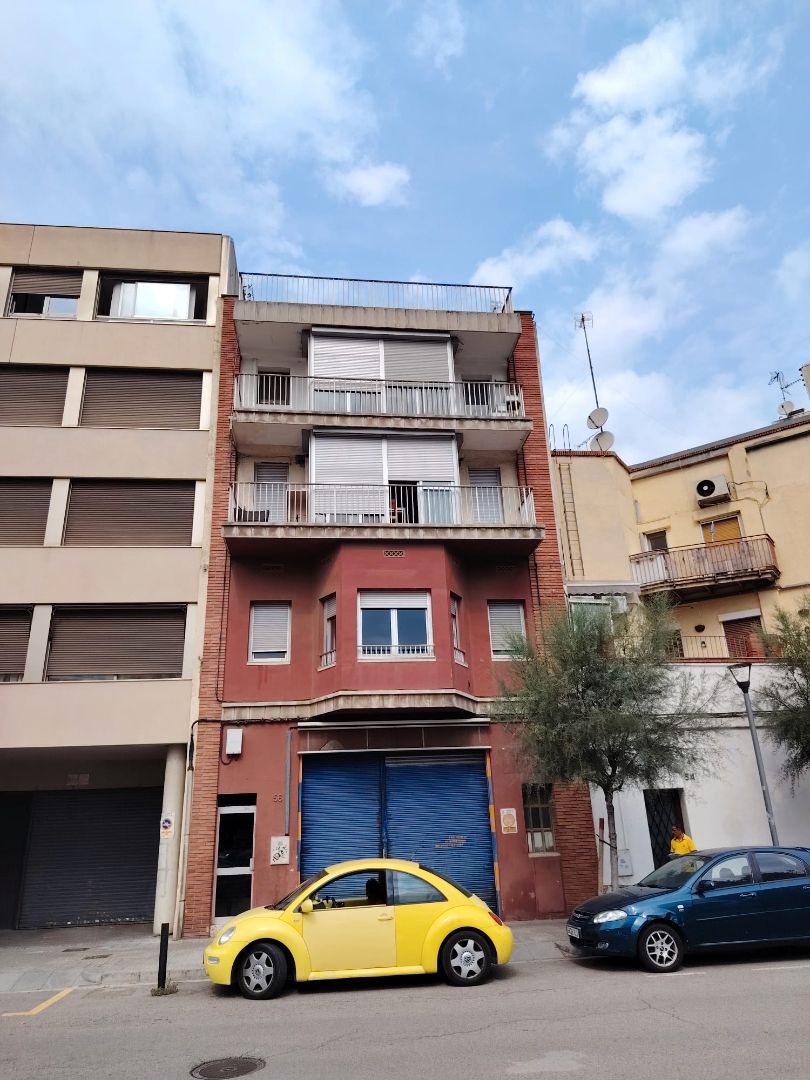 Vista exterior de Edifici en venda en Molins de Rei