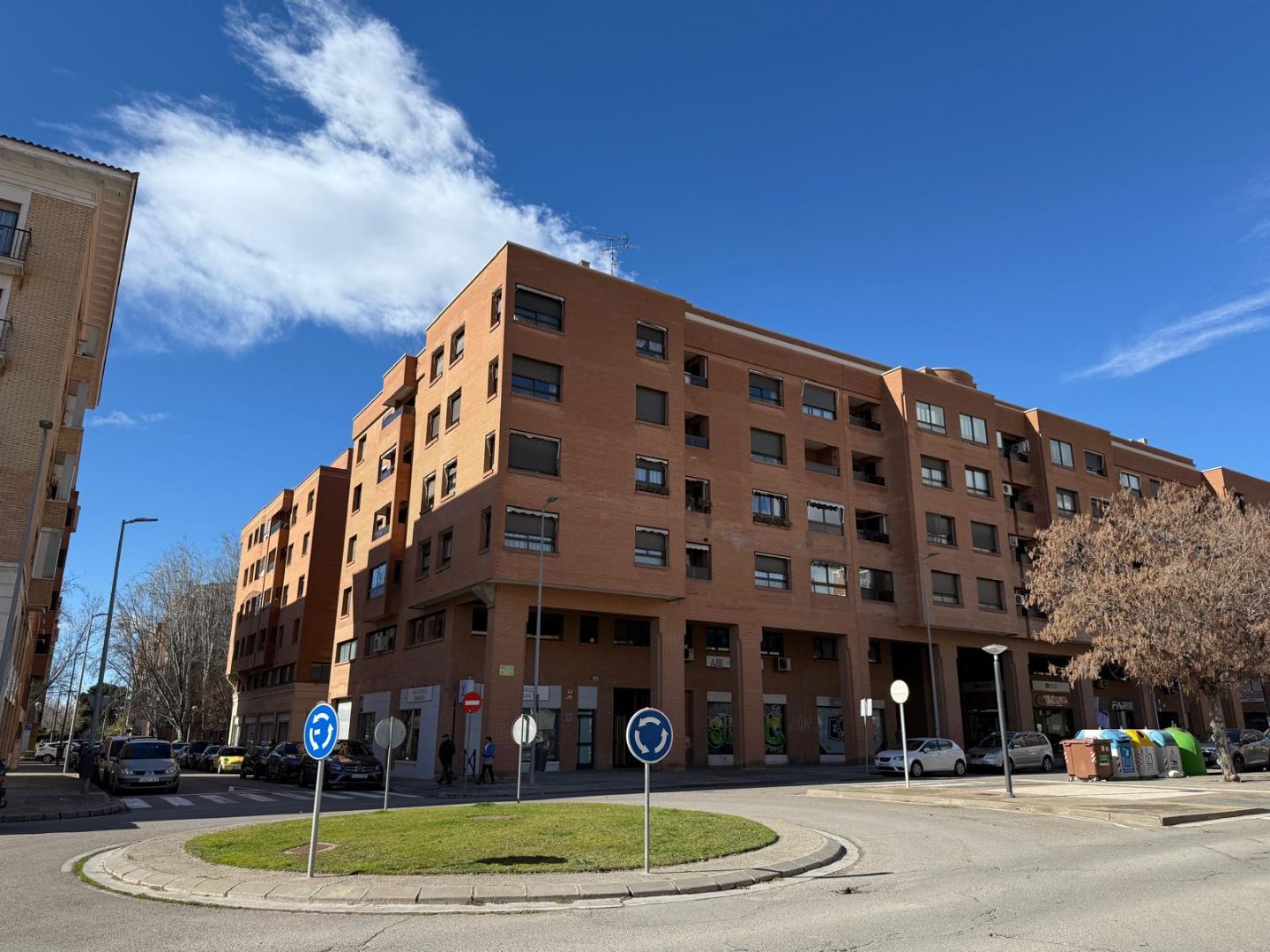 Exterior view of Office for rent in  Huesca Capital  with Air Conditioner and Heating