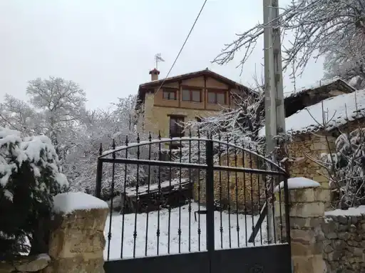 Vista exterior de Casa o chalet en venta en Merindad de Sotoscueva con Calefacción, Jardín privado y Amueblado
