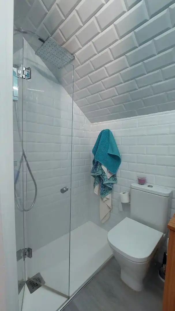 Baño de Dúplex de alquiler en La Manga del Mar Menor con Aire acondicionado, Terraza y Amueblado