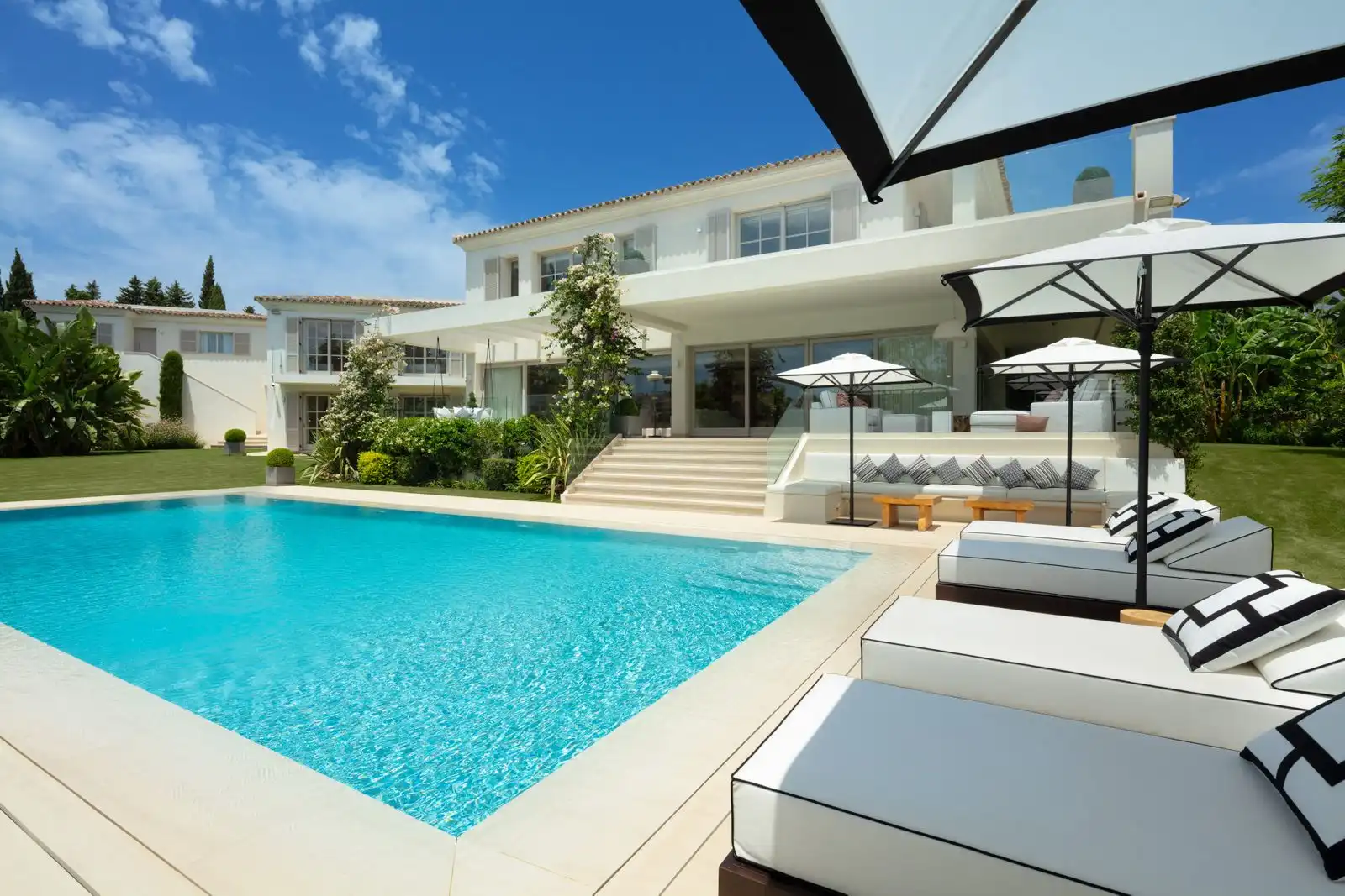 Villa mit Pool zum Verkauf in Nueva Andalucía