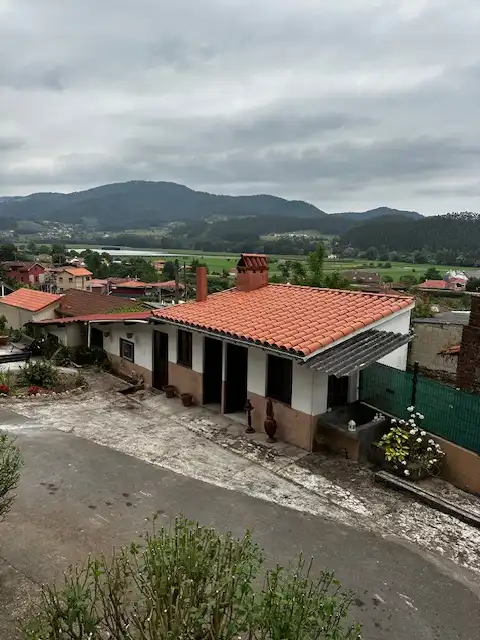 Vista exterior de Casa adosada en venda en Pravia amb Calefacció, Jardí privat i Terrassa
