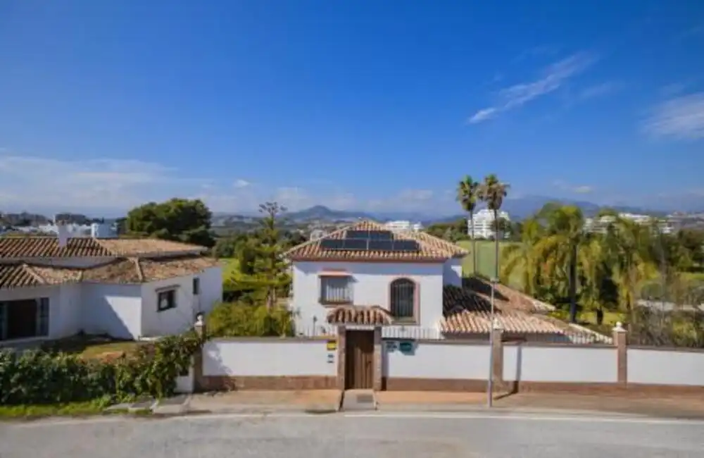 Vista exterior de Casa adosada en venda en Marbella amb Aire condicionat, Jardí privat i Terrassa