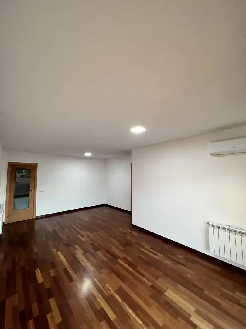 Wohnung zur Miete in Albesa mit Klimaanlage, Parkett und Möbliert