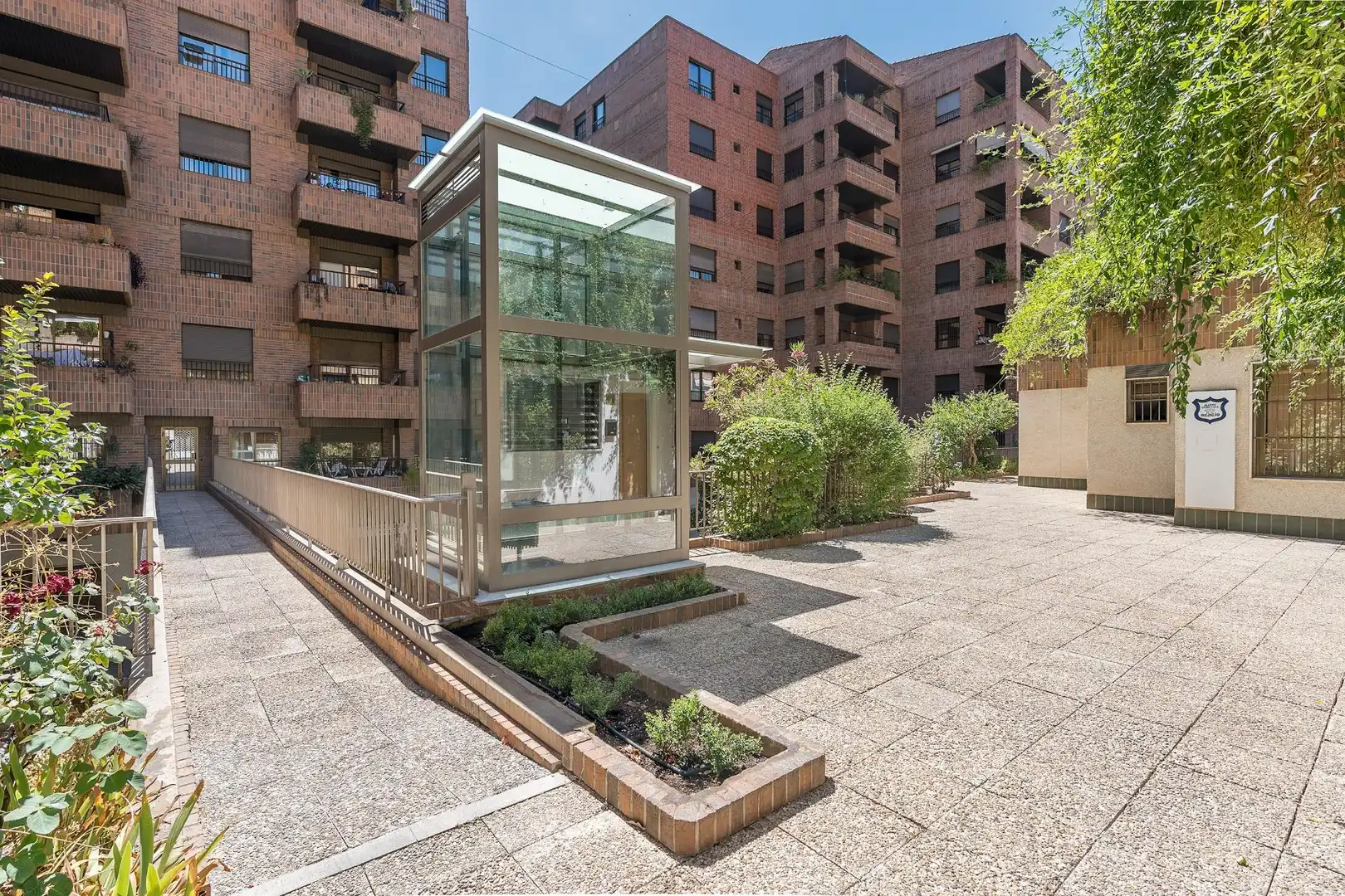 Vista exterior de Estudi en venda en Granada amb Aire condicionat, Jardí privat i Moblat