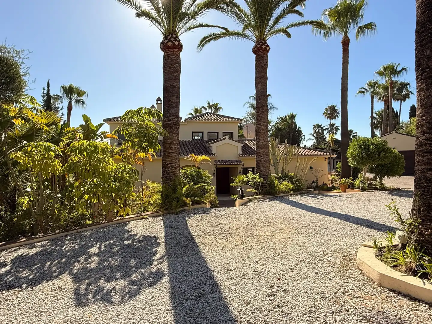 Vista exterior de Casa o xalet en venda en Estepona amb Aire condicionat, Jardí privat i Terrassa