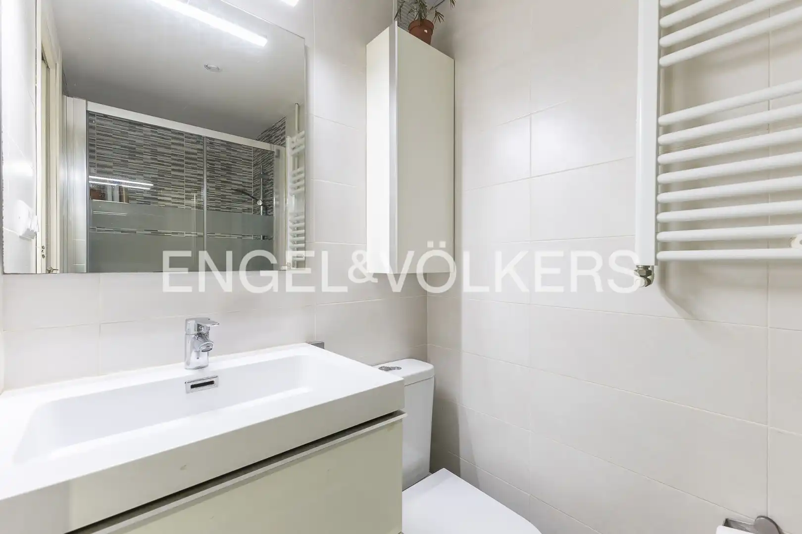 Badezimmer von Wohnung zum Verkauf in Esplugues de Llobregat mit Klimaanlage, Heizung und Parkett