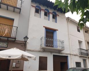 Vista exterior de Casa adosada en venda en Tuéjar amb Calefacció, Terrassa i Traster