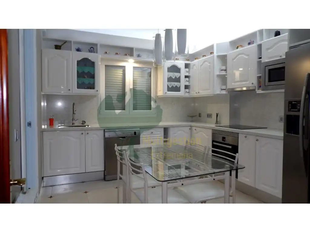 Cocina de Casa adosada en venta en Cáceres