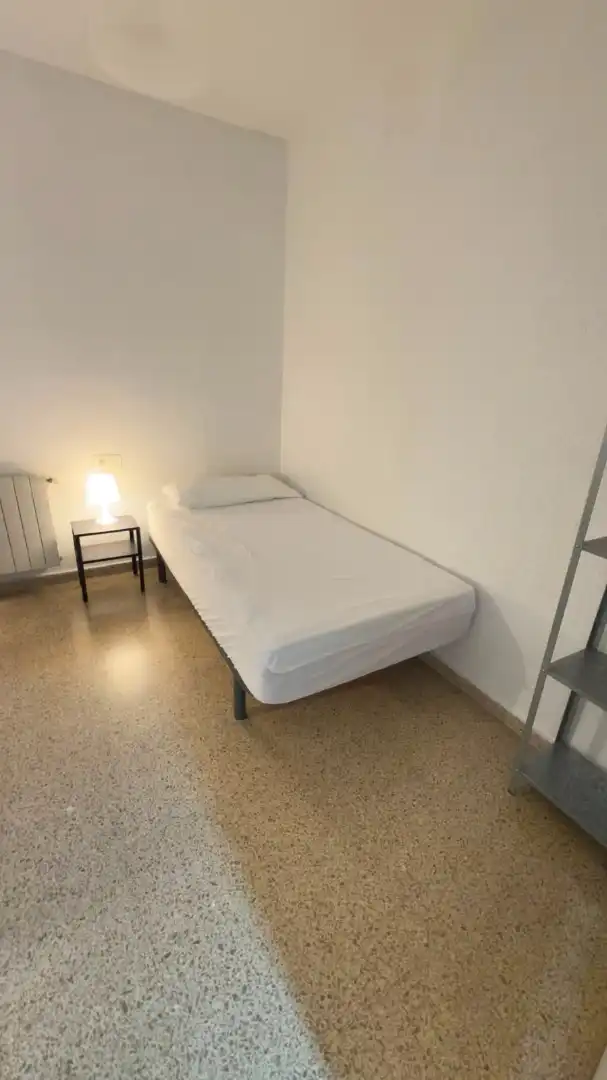 Habitación de Piso de alquiler en Granada con Aire acondicionado, Amueblado y Lavadora
