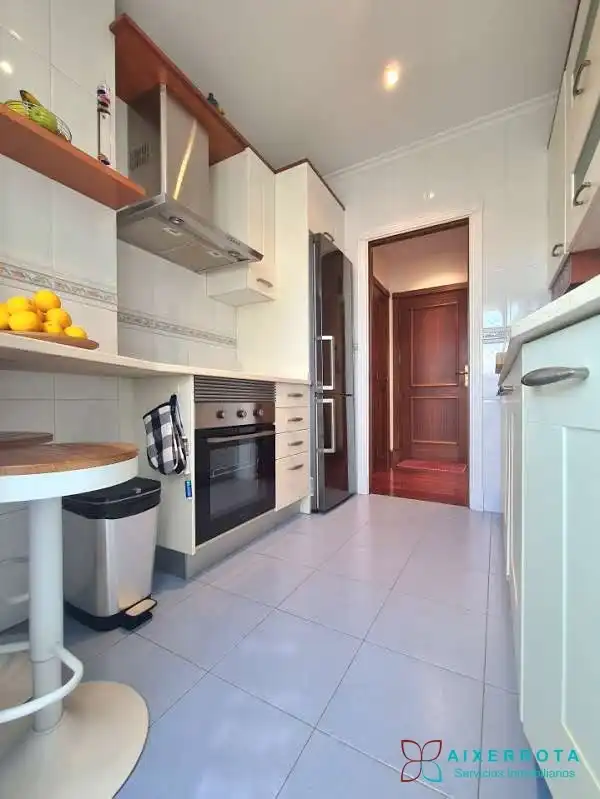 Cuina de Apartament de lloguer en Getxo  amb Calefacció, Terrassa i Traster