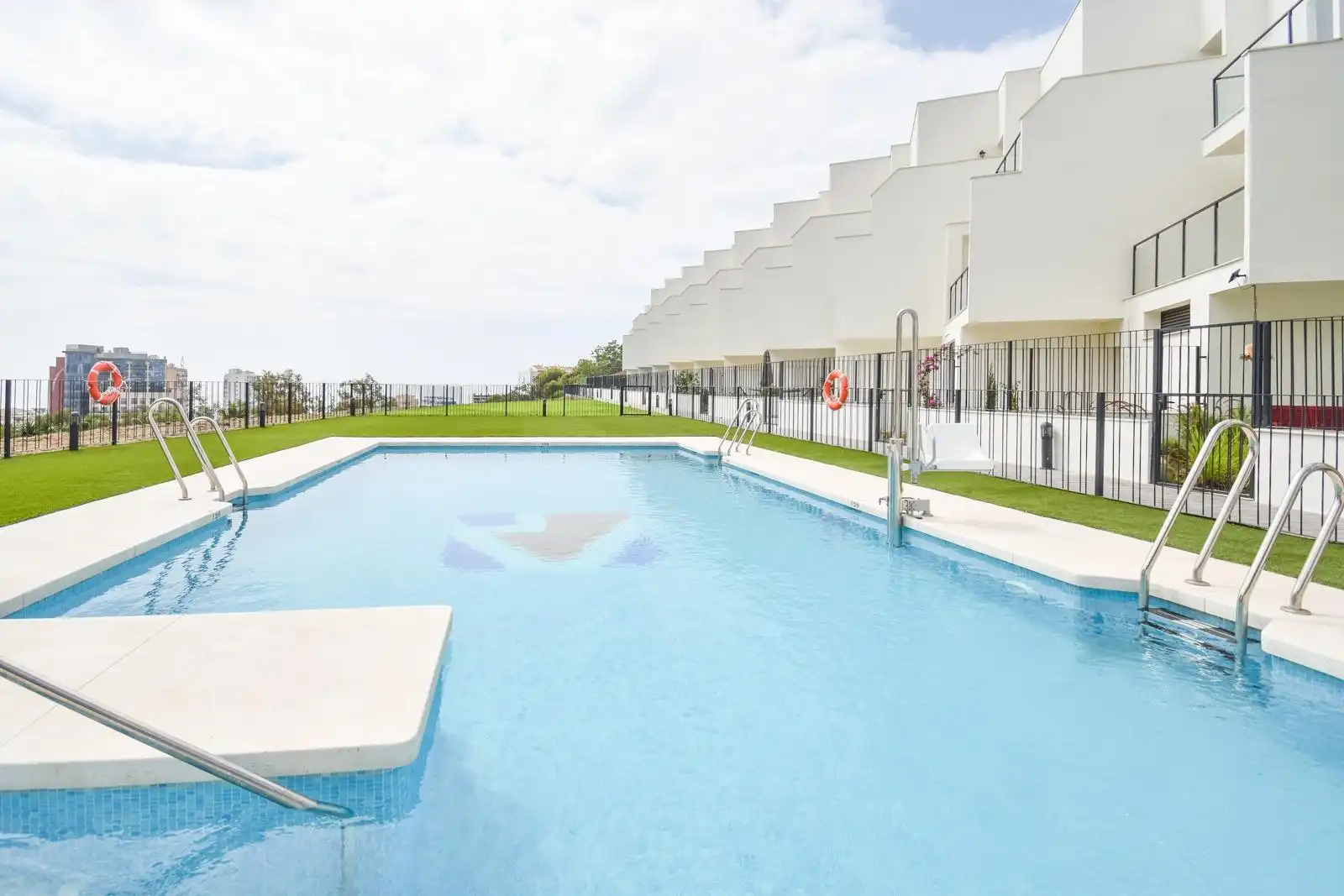 Piscina de Casa adosada de lloguer en Benalmádena amb Aire condicionat, Calefacció i Terrassa