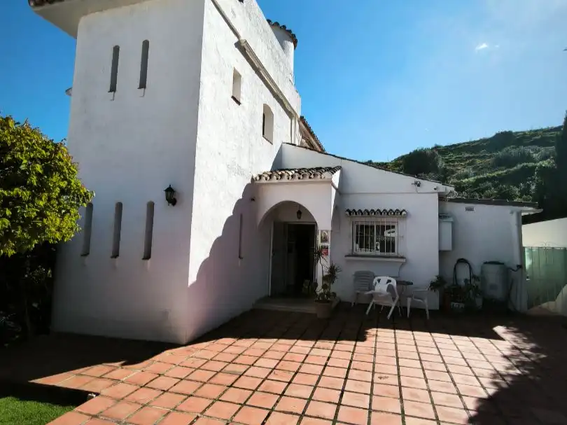 Vista exterior de Casa o xalet en venda en Mijas amb Aire condicionat, Terrassa i Piscina