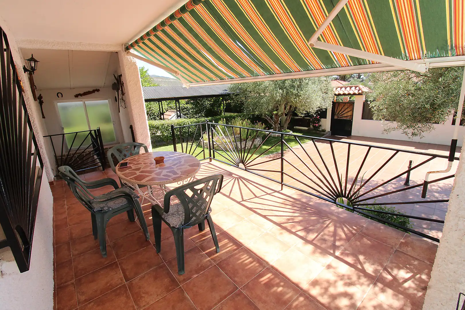 Terrasse von Einfamilien-Reihenhaus zum Verkauf in Torremocha de Jarama mit Heizung, Privatgarten und Internet
