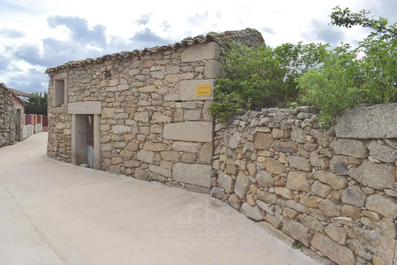 Vista exterior de Casa o xalet en venda en Navamorales amb Calefacció, Terrassa i Traster