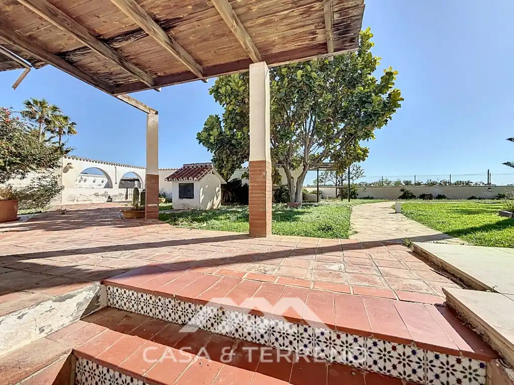 Vista exterior de Casa o xalet en venda en Vélez-Málaga amb Aire condicionat, Jardí privat i Terrassa