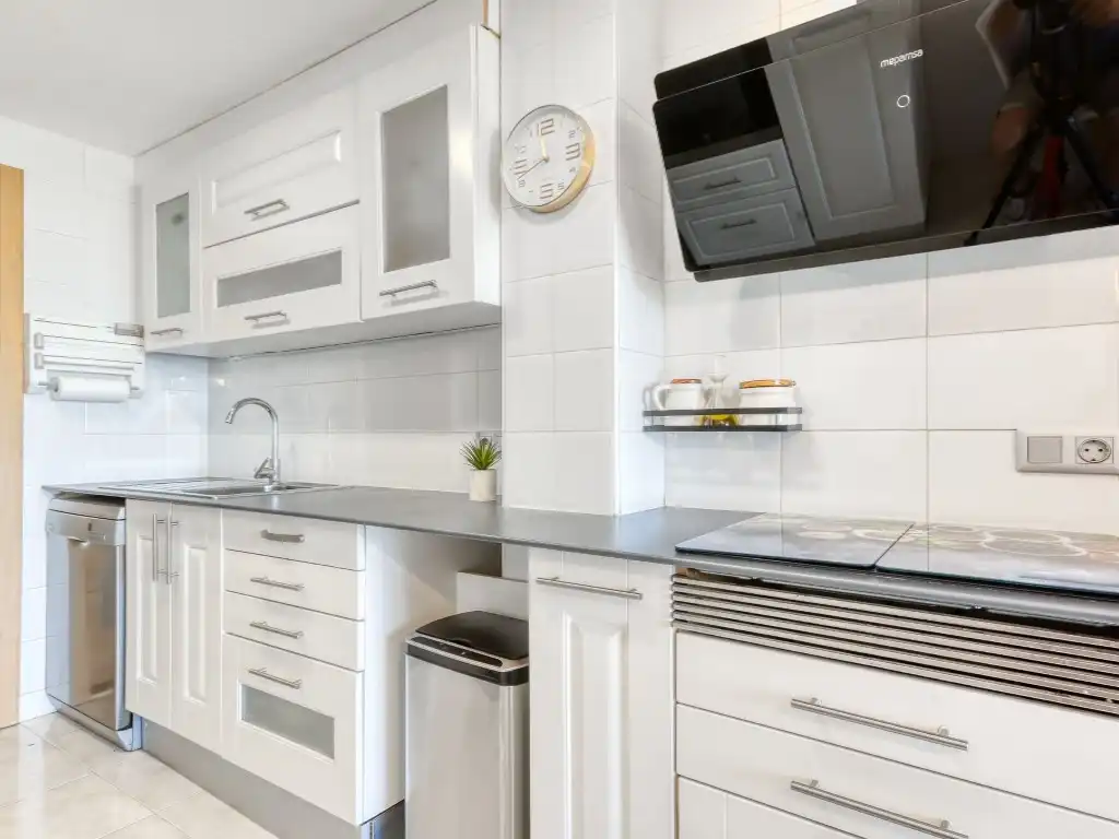 Kitchen of Flat for sale in Figueres  with Air Conditioner