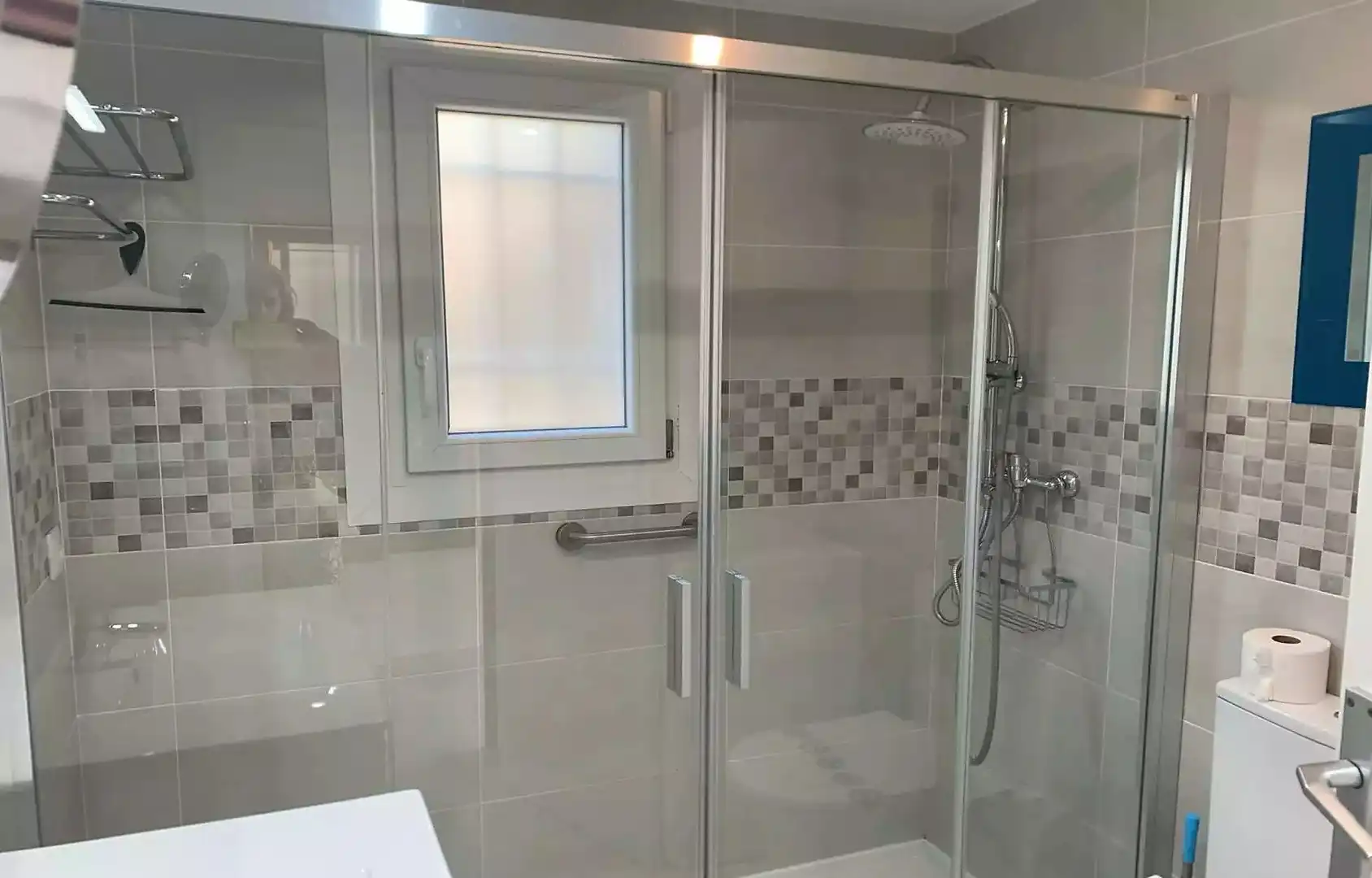 Badezimmer von Wohnung zum Verkauf in Roses mit Klimaanlage, Heizung und Terrasse