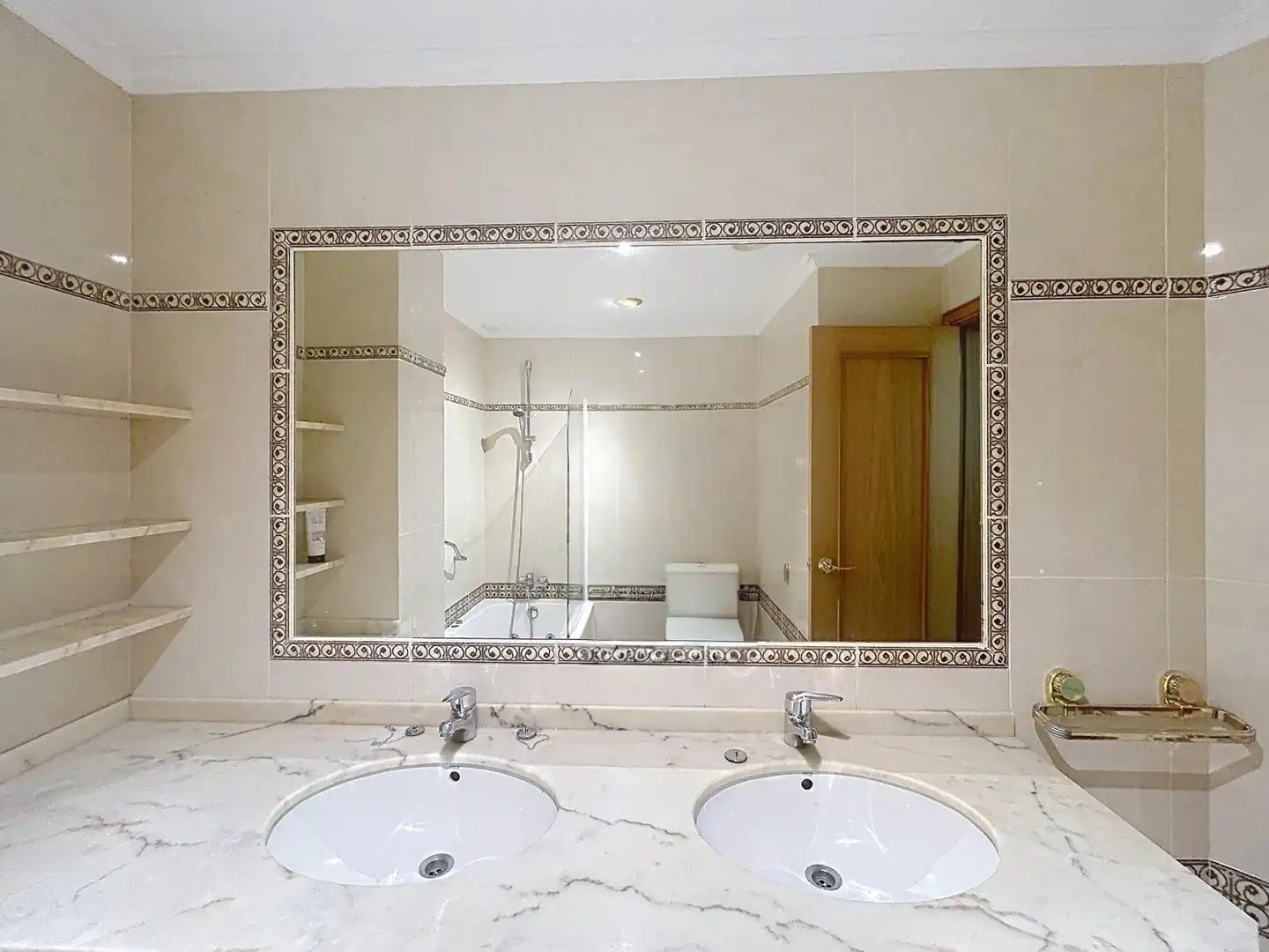 Baño de Casa adosada en venta en Santiago de Compostela  con Calefacción, Terraza y Piscina comunitaria