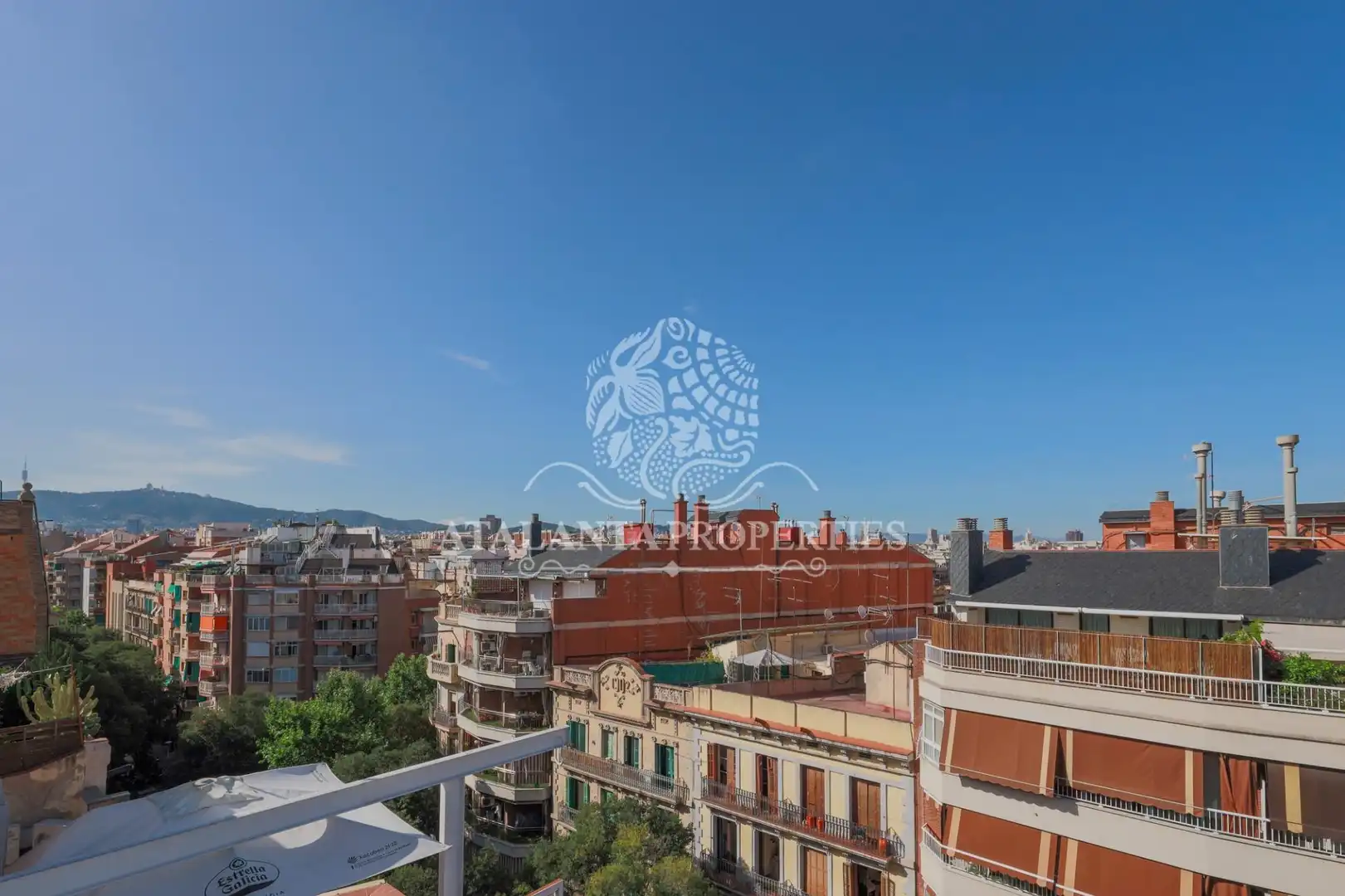 Vista exterior de Ático en venta en Barcelona con Terraza y Balcón