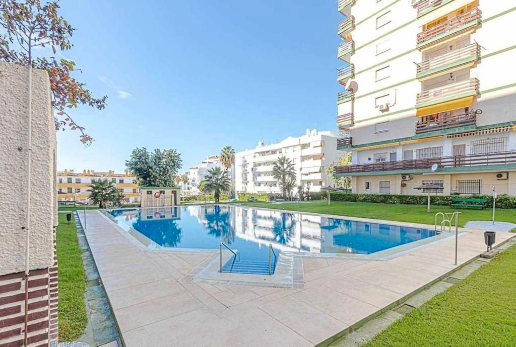 Piscina de Estudi en venda en Benalmádena amb Terrassa i Piscina comunitària