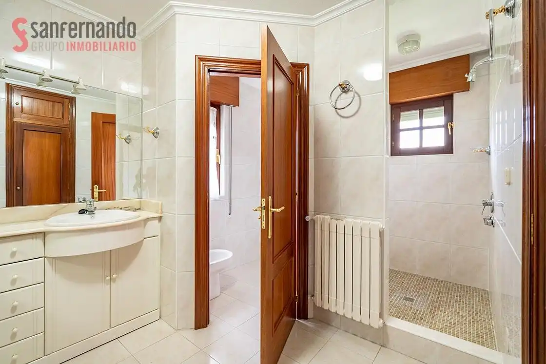 Baño de Casa o chalet en venta en Penagos con Calefacción, Jardín privado y Parquet