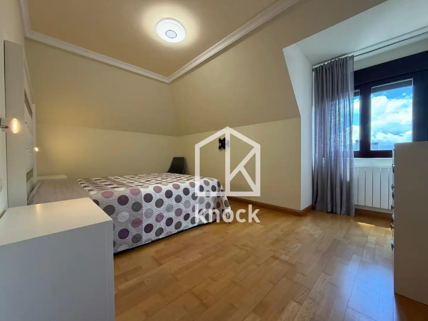 Habitación de Piso en venta en Oviedo  con Calefacción, Jardín privado y Trastero