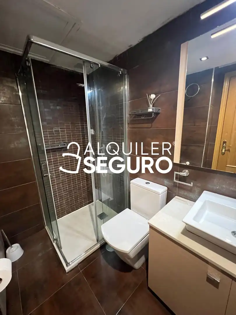 Bathroom of Flat for rent in Madrid  with Air Conditioner, Heating and Swimming Pool