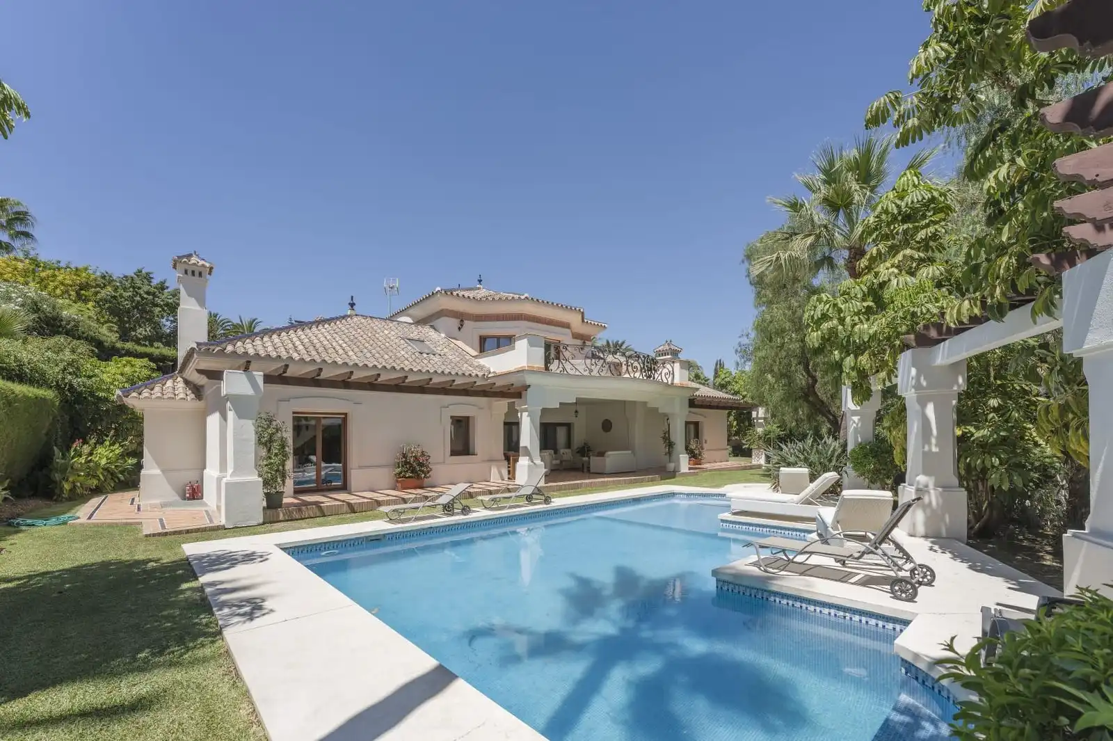 Chalet con piscina en venta en Nueva Andalucía