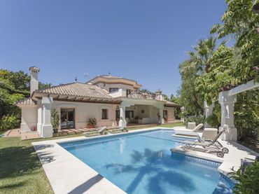 Xalet amb piscina en venda a Nueva Andalucía