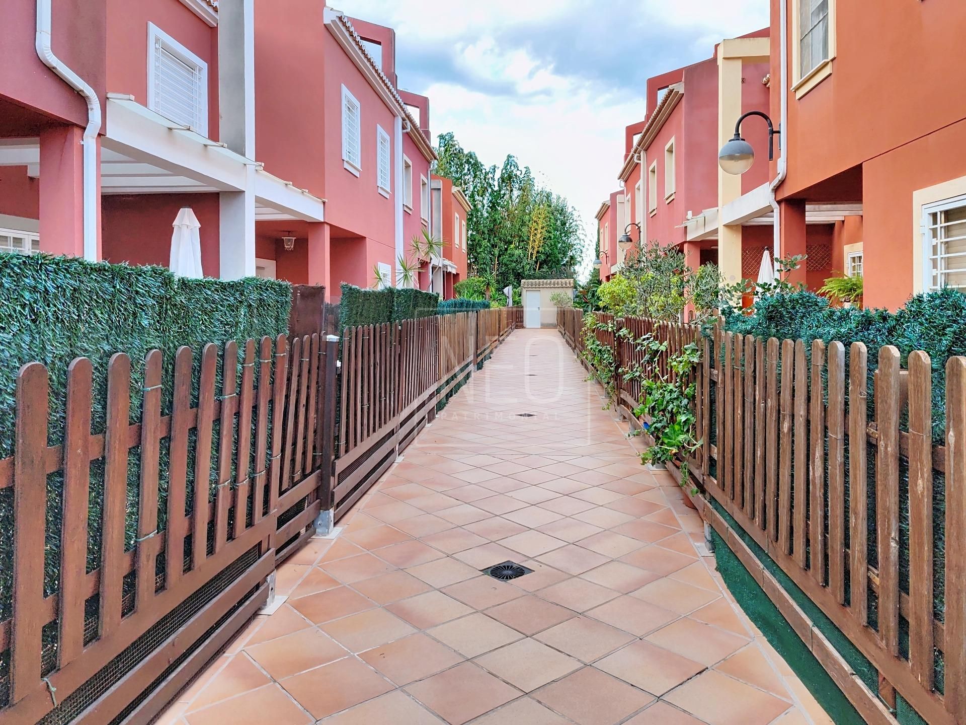 Vista exterior de Casa adosada en venda en Palmera amb Aire condicionat, Jardí privat i Terrassa