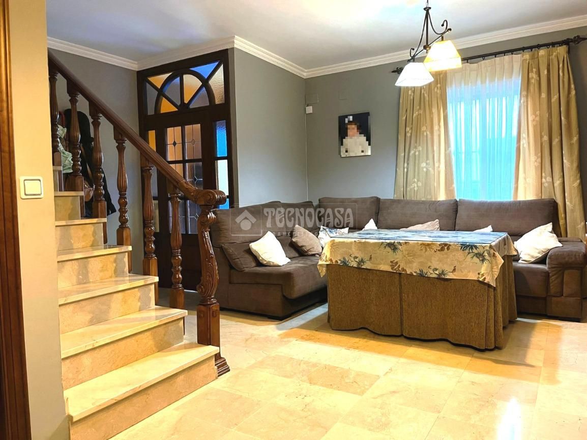 Sala de estar de Casa o chalet en venta en Alcalá de Guadaira con Jardín privado y Amueblado
