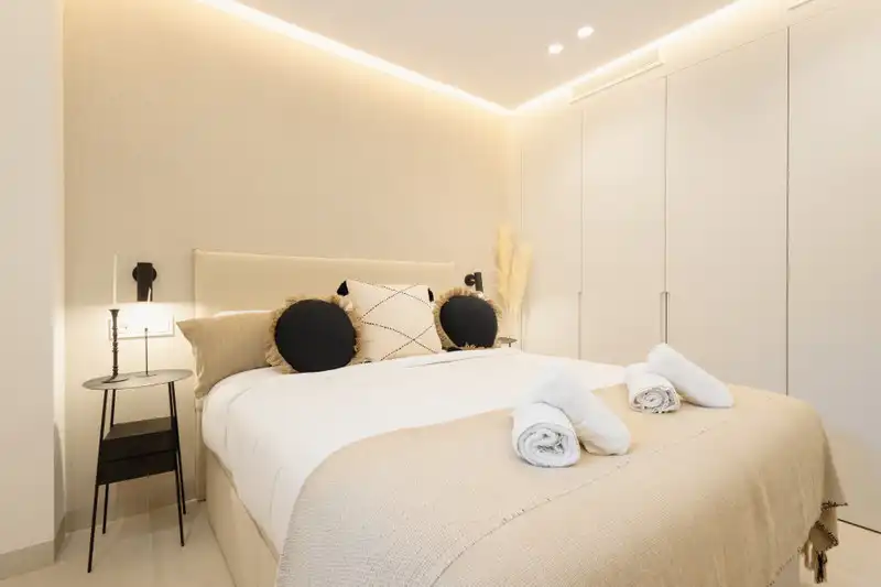 Schlafzimmer von Wohnungen zur Miete in Marbella mit Klimaanlage, Möbliert und Fernseher