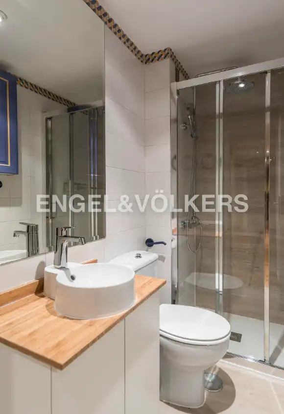 Bathroom of Flat for sale in Madrid  with Air Conditioner, Heating and Balcony