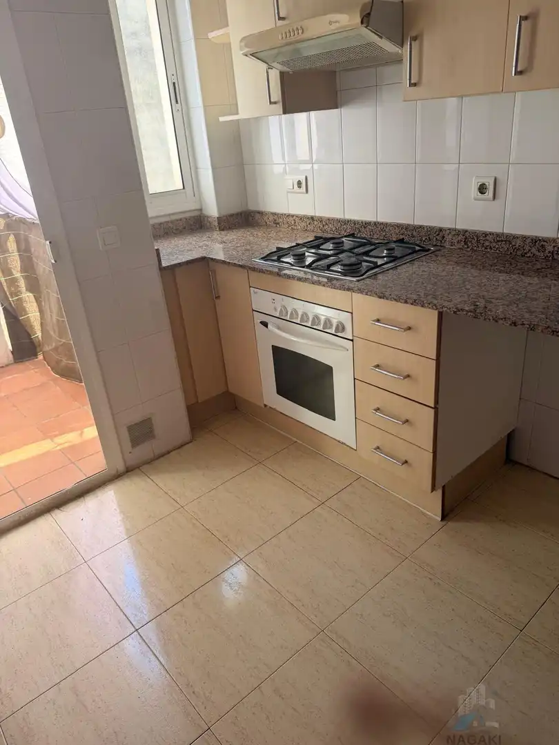 Küche von Wohnung zum Verkauf in Salt mit Klimaanlage und Heizung
