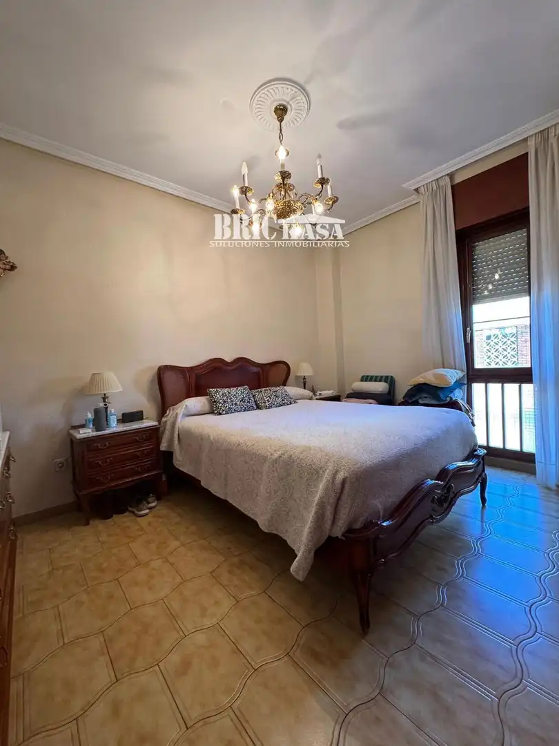 Schlafzimmer von Dachboden zum Verkauf in Cáceres mit Heizung und Terrasse
