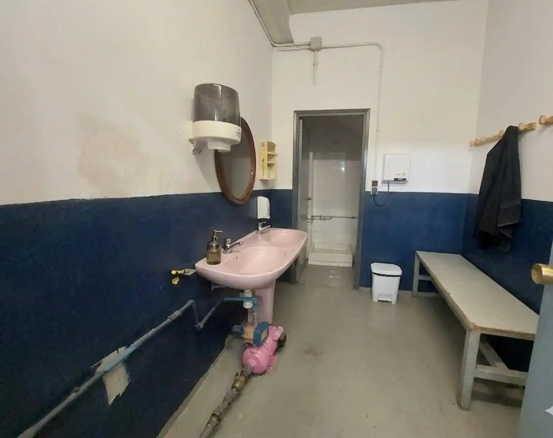 Badezimmer von Fabrikhallen zur Miete in Rubí