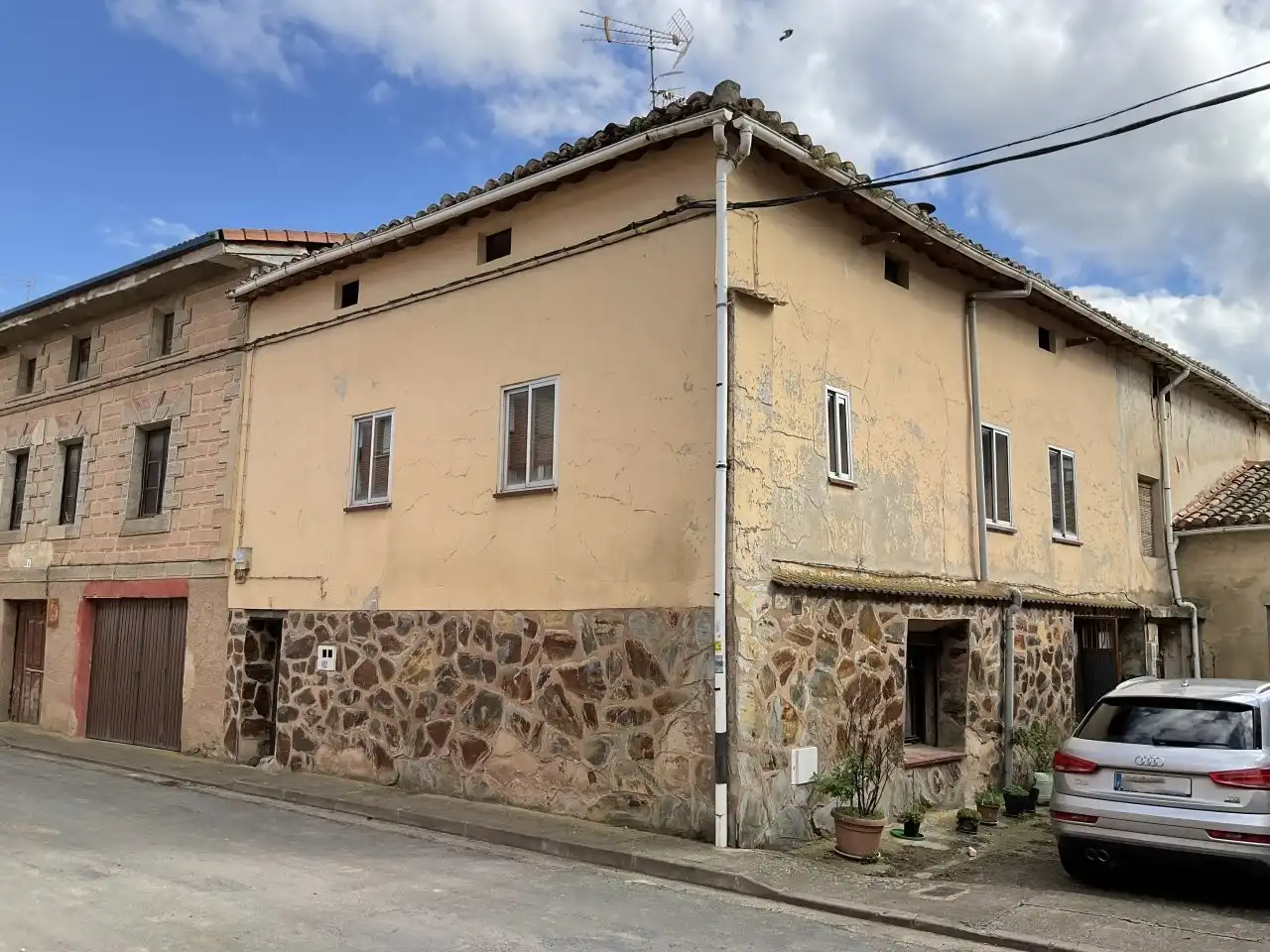 Vista exterior de Casa o chalet en venta en Fresno de Río Tirón con Calefacción y Amueblado