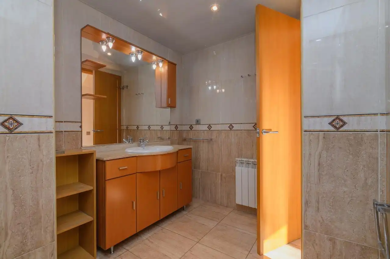 Bathroom of Duplexes for sale in Manresa  with Air Conditioner, Parquet flooring and Terrace