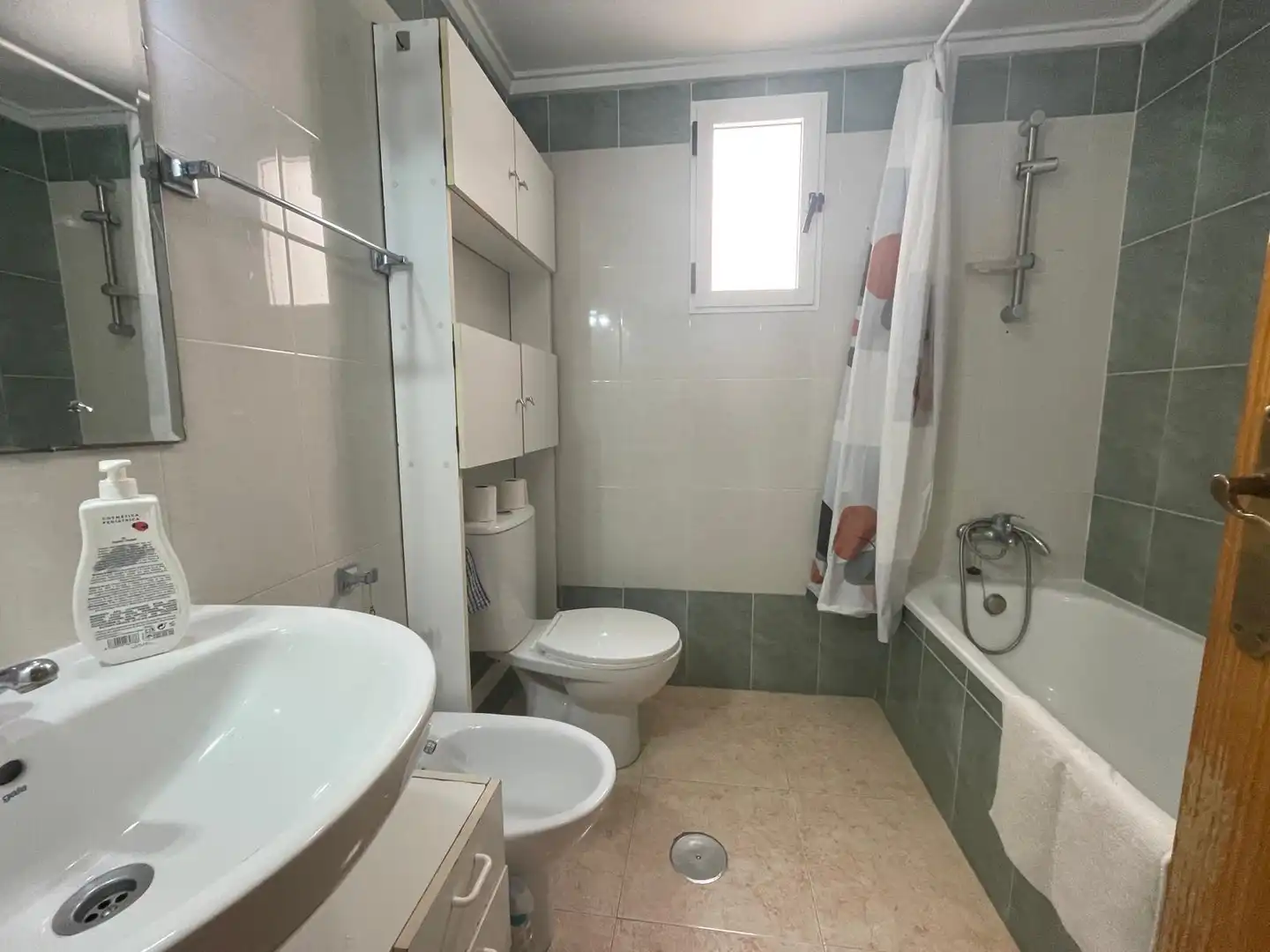 Badezimmer von Wohnung zum Verkauf in Torrevieja mit Klimaanlage, Heizung und Terrasse