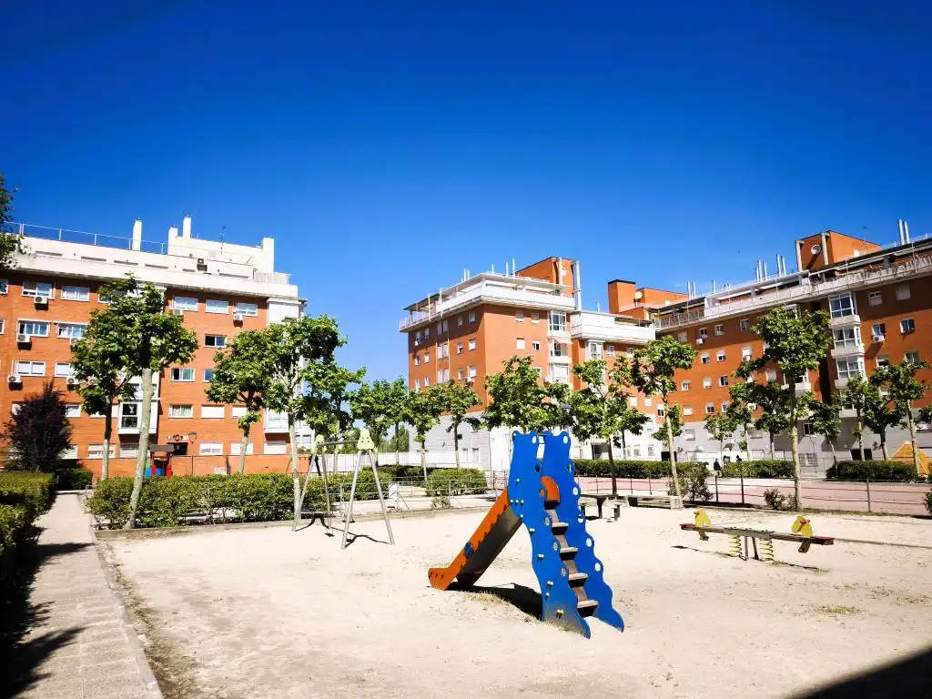 Vista exterior de Pis en venda en Madrid amb Calefacció