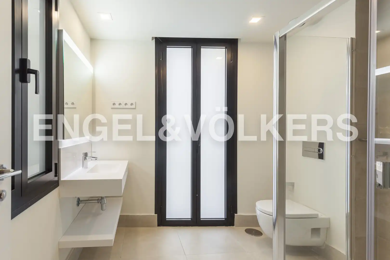 Badezimmer von Wohnung zur Miete in Madrid mit Klimaanlage, Heizung und Balkon