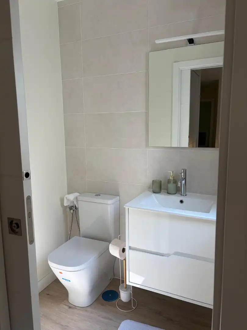 Badezimmer von Wohnungen zur Miete in Cangas  mit Möbliert, Ofen und Waschmaschine