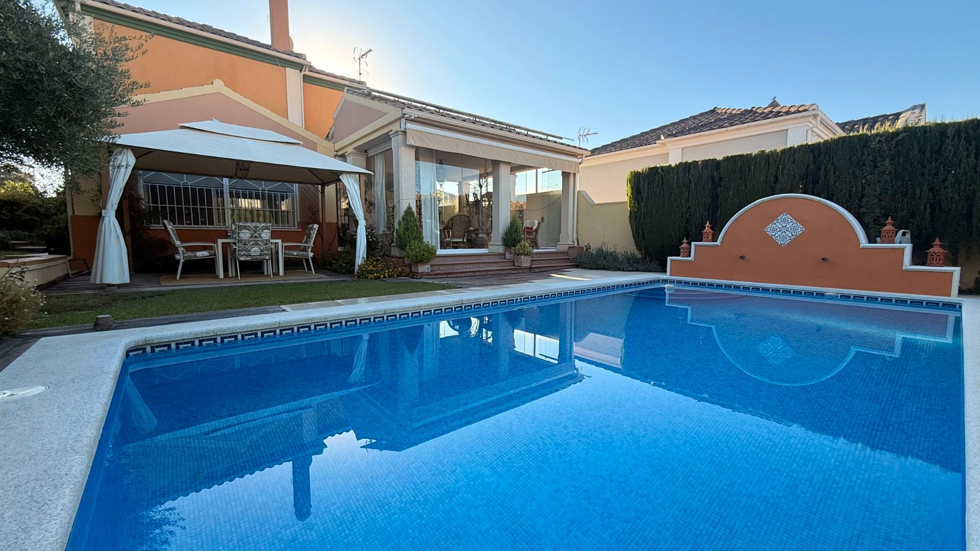 Piscina de Casa adosada en venda en  Córdoba Capital amb Aire condicionat, Calefacció i Jardí privat