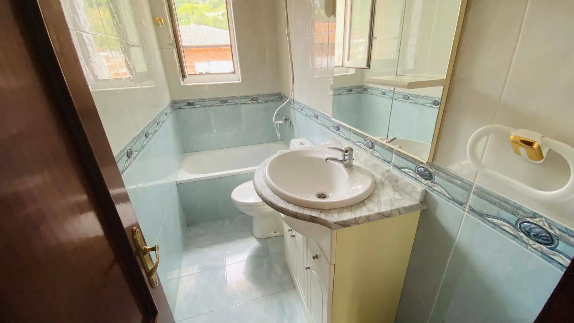 Baño de Piso de alquiler en San Martín del Rey Aurelio con Trastero, Amueblado y Horno
