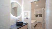 Bathroom of Flat for sale in Girona Capital  with Air Conditioner and Terrace