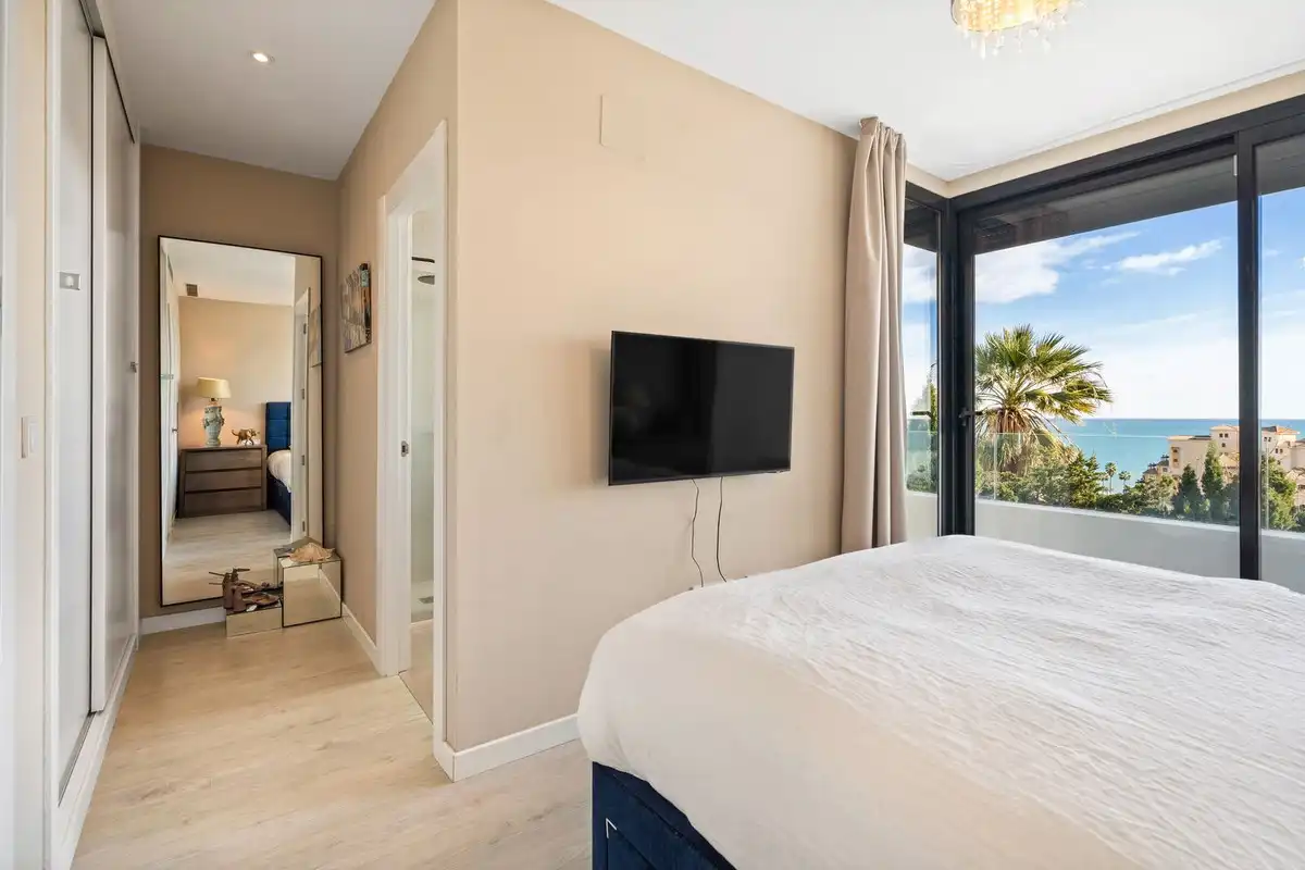 Schlafzimmer von Einfamilien-Reihenhaus zum Verkauf in Fuengirola mit Klimaanlage, Heizung und Terrasse