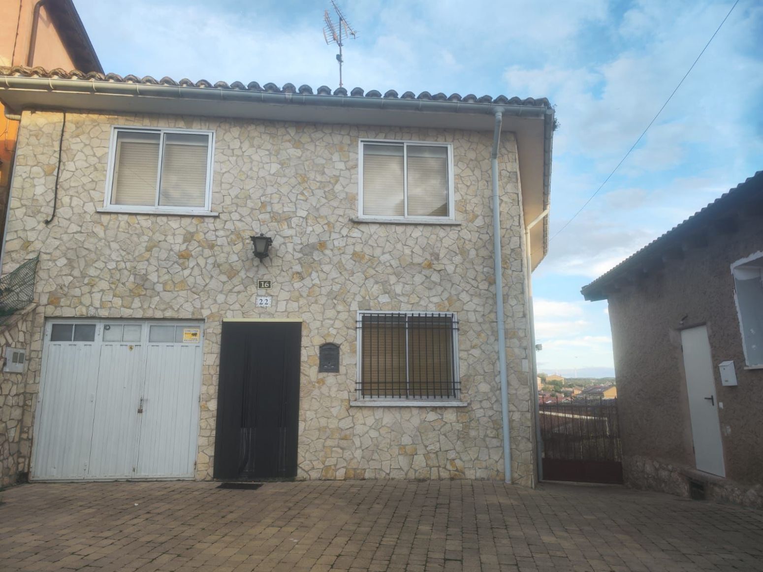 Vista exterior de Casa adosada en venda en Villasur de Herreros amb Jardí privat i Parquet